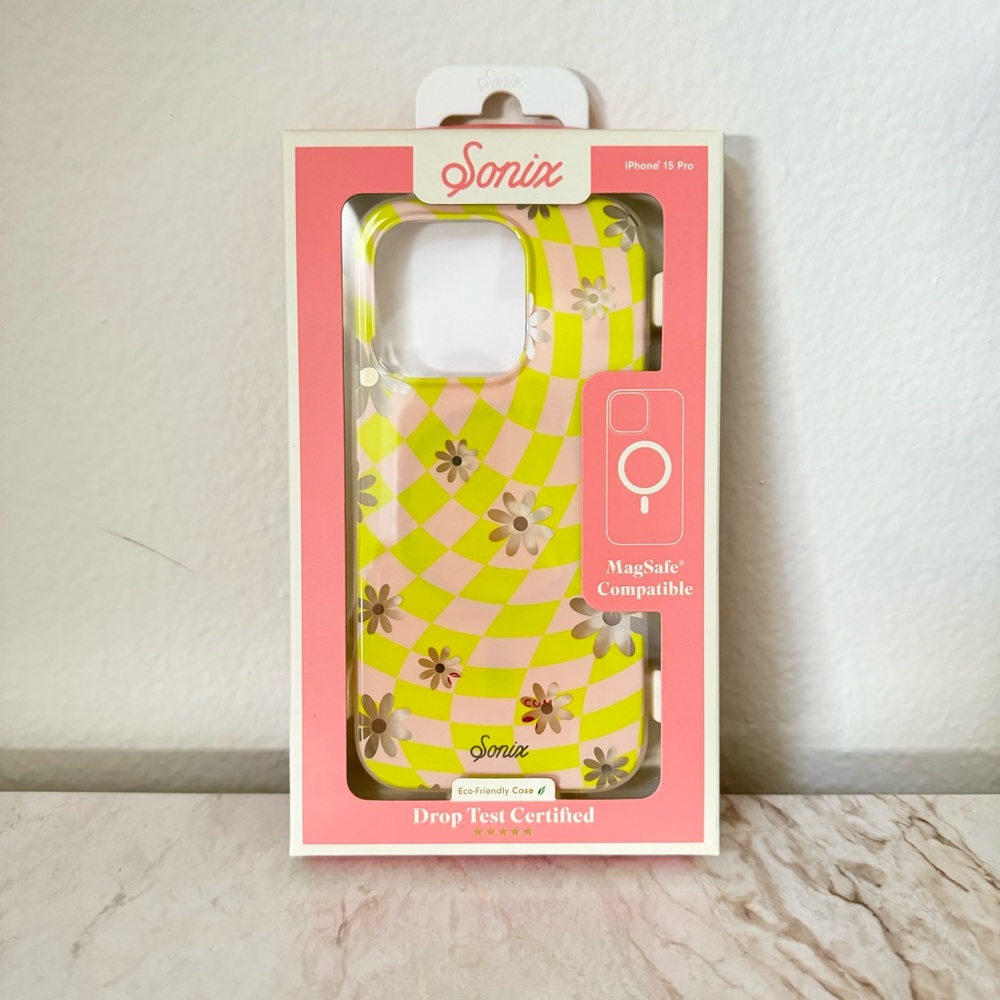 Sonix iPhone 15 Pro Case: Checkmate Daisy